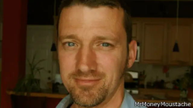 Pete tiene una página web, Mr Money Moustache, en que da consejos sobre cómo ahorrar. 