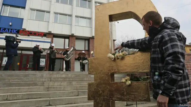 Вскоре после введения санкций против "России" у офиса банка прошла акция в поддержку рубля