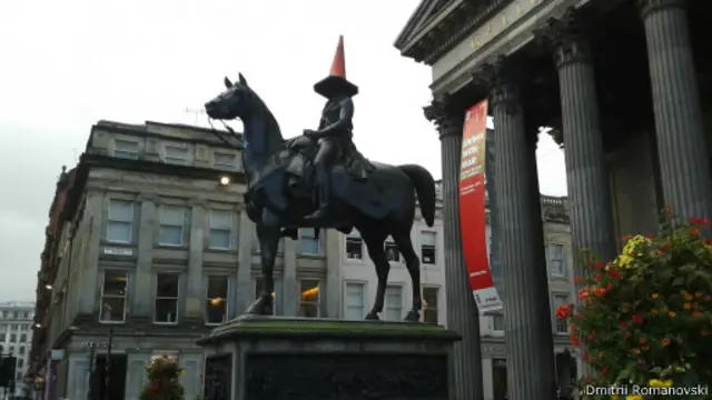 Герцог Веллингтон с конусом на голове