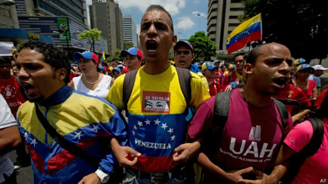 Manifestantes contrários ao governo protestam em Caracas (foto: AP)