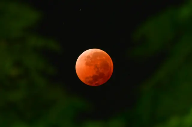 اس بار گرہن کے دوران چاند تانبے کے رنگ کا نظر آرہا تھا جس کی وجہ سے اس کا نام ’بلڈ مون‘ پڑ گیا