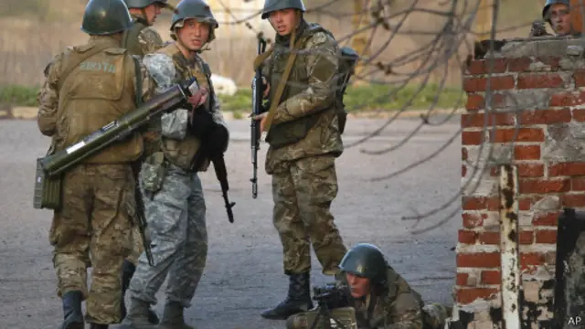 Quân đội Ukraine được điều đi "chống khủng bố"