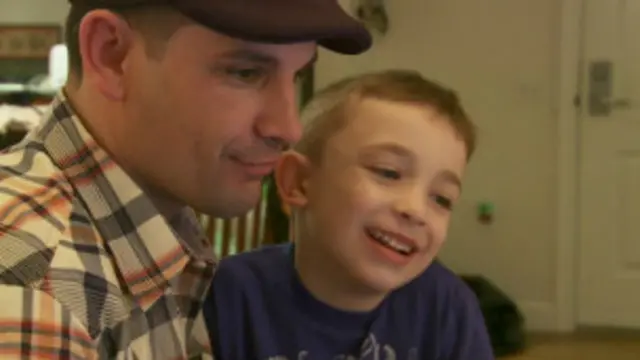 Marc Fucarile com seu filho (BBC)