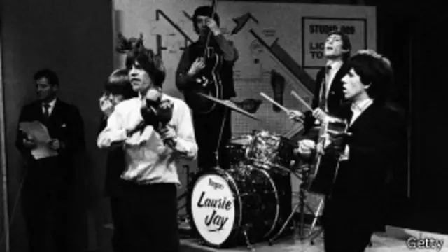 И полвека спустя в первых записях молодых Stones мы уже слышим будущую великую группу. 