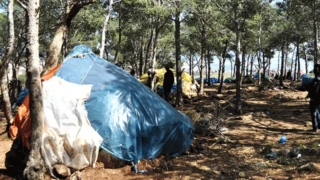 मोरक्को की पहाड़ी पर बनी झोपड़ियां