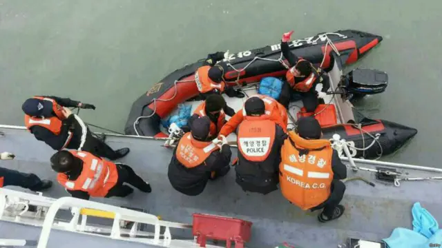 दक्षिण कोरियाई मीडिया की ख़बरों के अनुसार लगभग एक सौ साठ लोगों को डूबती हुई नौका से निकाल लिया गया है.