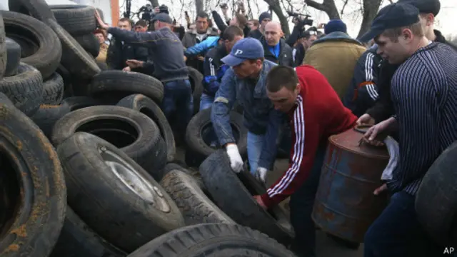 демонстранты строят баррикады