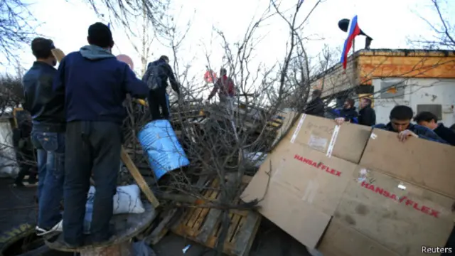 طرفداران روسیه با ایجاد موانع در صدد جلوگیری از ورود نیروهای دولتی برآمده بودند