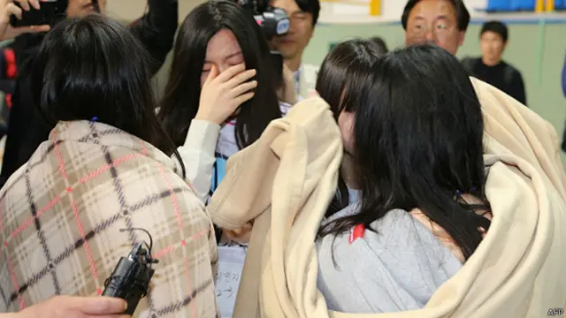 歲月號獲救乘客於珍島上（16/4/2014）