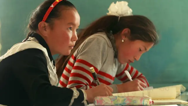 Сураткаш қарийб 2000 йилдан бери эркак кишиники саналган ишни қилаётган қизалоқни мактабида ҳам суратга олган.