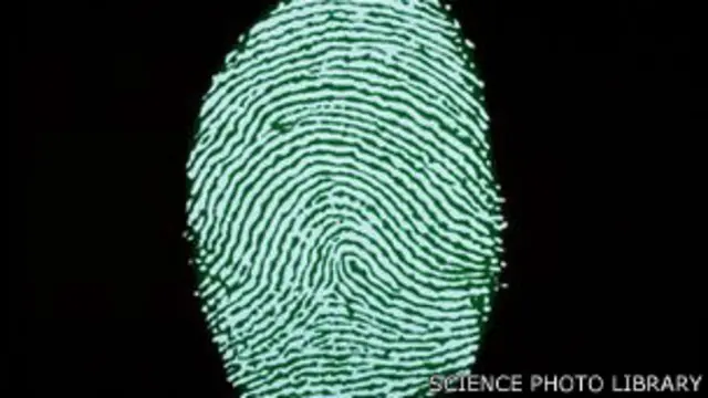 تتضمن قاعدة البيانات الحالية بصمة الأصابع