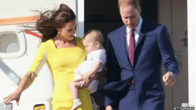 威廉王子和妻子凯特带着儿子乔治王子抵达澳大利亚开始访问行程。