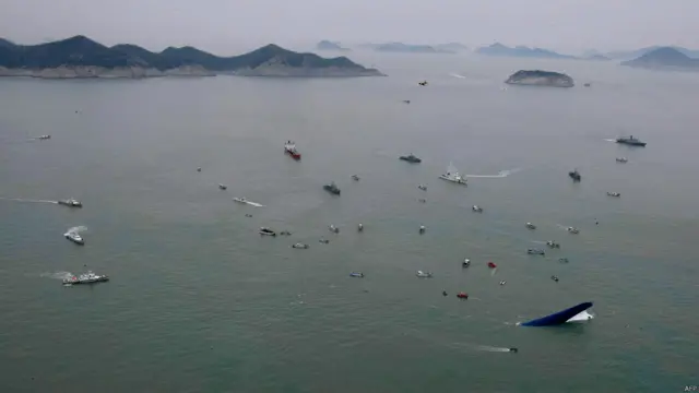 حکام کا کہنا ہے کہ بحری جہاز پر 476 افراد سوار تھے۔ اس وقت درجنوں امدادی کشتیاں اور ہیلی کاپٹر لاپتہ مسافروں کو تلاش کر رہے ہیں۔