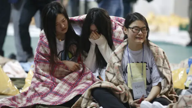 ایک طالب علم نے مقامی میڈیا کو بتایا کہ ان کے دوست جہاز میں پھنس گئے۔