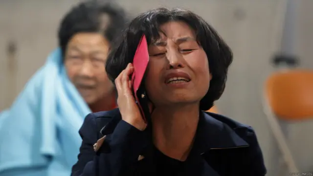 حکام نے بتایا ہے کہ اس بحری جہاز پر سوار مسافروں میں زیادہ تر سیکنڈری سکول کے طلبہ ہیں۔حادثے کی خبر ملتے ہی طلبہ کے والدین اور عزیز سکول پہنچ گئے۔