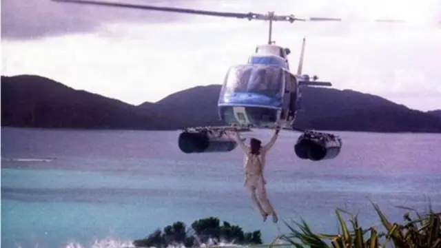 برانسون در سال ۱۹۸۹، آویزان به پایین یک هلیکوپتر وارد جزیره نکر شد تا با همسرش جون تمپلتن ازدواج کند