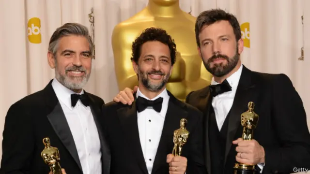 Голливудские звезды Грант Хеслов, Джордж Клуни и Бен Аффлек на церемонии <br>вручения премии "Оскар".