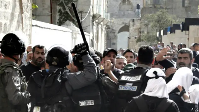 درگیری‌ها با اعتراض به بازدید گروهی از یهودیان از مسجدالاقصی آغاز شد