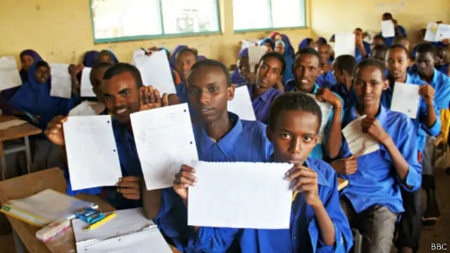 الأطفال الصوماليون اللاجئون يقيمون في مخيم داداب بكينيا، الأكبر في العالم