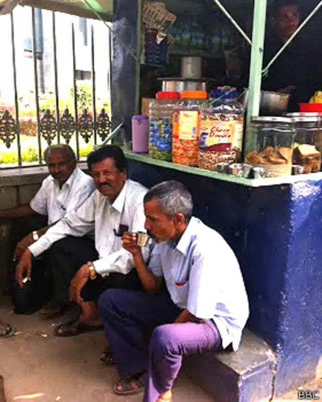 ''हम तो पहली बार आपसे ही चाय पे चर्चा की बात सुन रहे हैं. मोदी का नाम तो हमने सुना है पर ये चर्चा क्या है- शिवाजी नगर बस स्टॉप.''