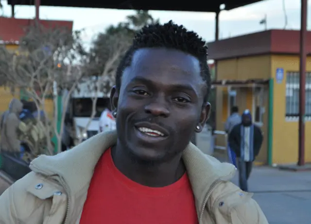 فونوي إبينيزير، أحد من ينتظرون تحقيق الأمل في الهجرة.