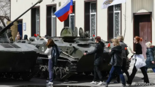 Tanque con bandera rusa
