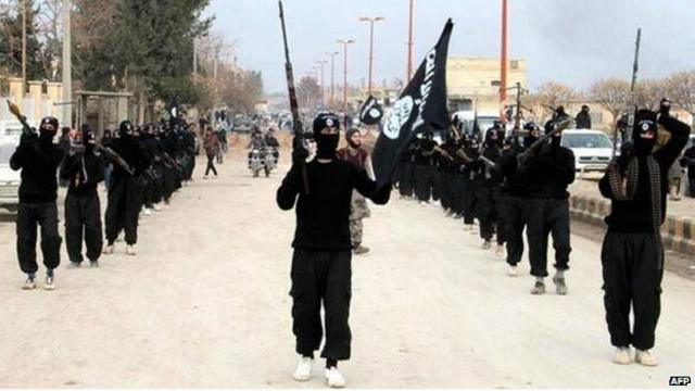 مقاتلون ينتمون إلى الدولة الإسلامية في العراق والشام (داعش) في سوريا