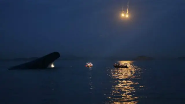 لم تتوضح بعد الأسباب التي أدت الى وقوع الحادث، بيد أن شهود عيان سمعوا صوت اصطدام قبل أن تنحرف السفينة وتبدأ بالغرق سريعا