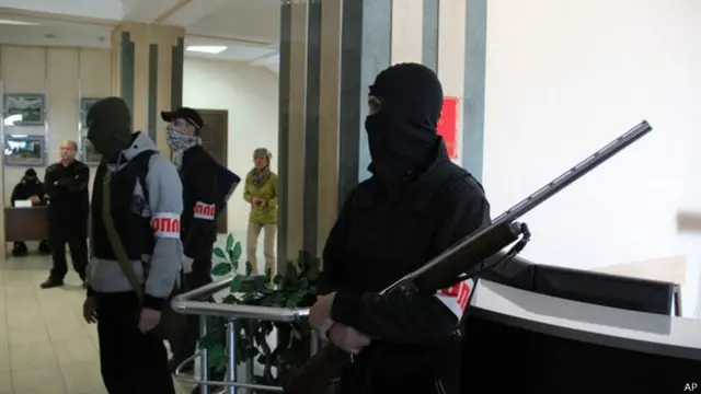 यूक्रेन की एक इमारत पर कब्ज़ा जमाए बंदूकधारी