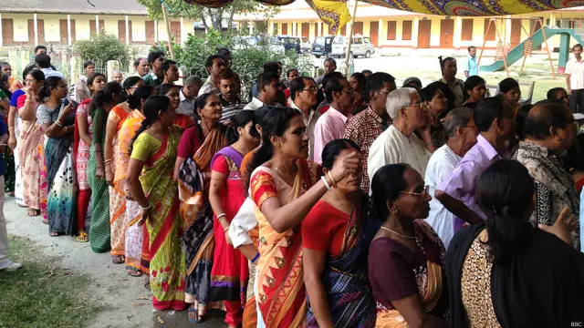 कूच बिहार के एक मतदान केंद्र पर लाइन में खड़े मतदाता