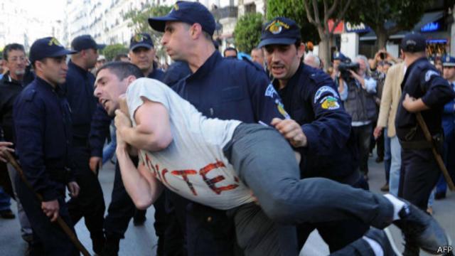 فرّقت الشرطة احتجاجا نظمته حركة "كفاية" في العاصمة ضد ترشح بوتفليقة