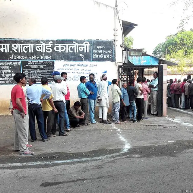 भोपाल के एक मतदान केंद्र पर खड़े मतदाता.