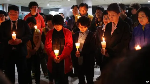 韩国安山市檀园高中师生举行烛光晚会（16/4/2014）