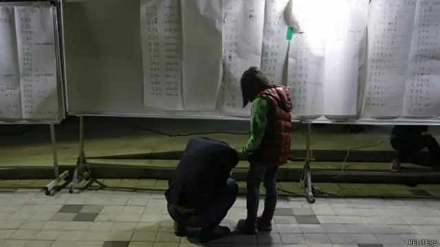 韩国珍岛某体育场内学生家长痛哭（16/4/2014）