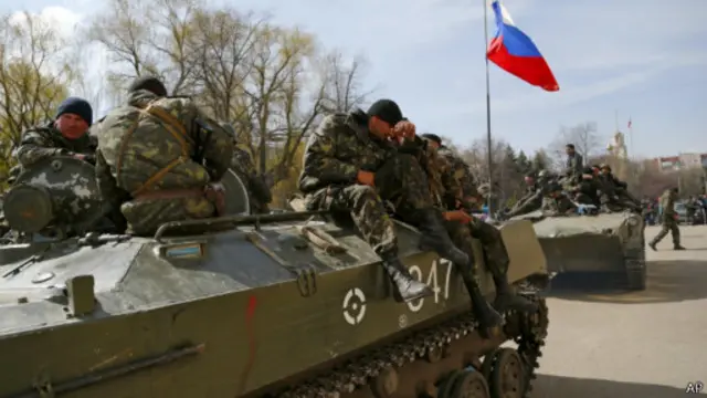 Бронетехника под российским флагом в Славянске