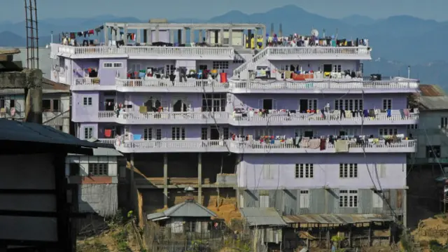 ټوله کورنۍ په یوه څلور پوړیزه ودانۍ کې اوسېږي.