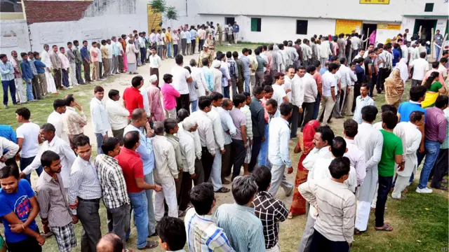 मुरादाबाद सीट पर जारी मतदान