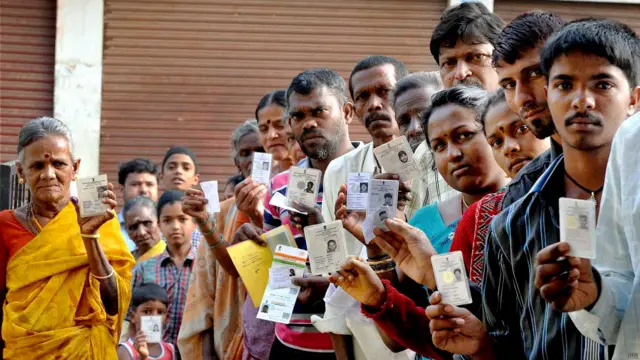 चिकमंगलूर, मतदान केंद्र पर वोटिंग की कतार