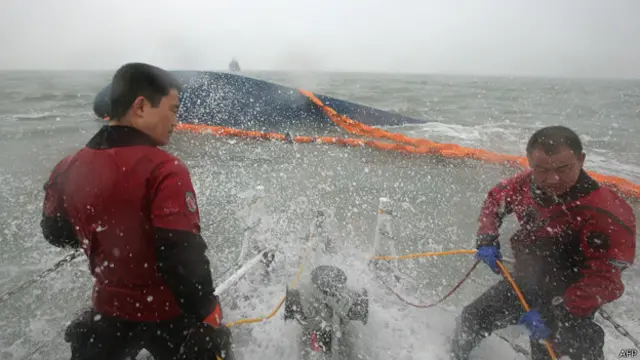 韩国搜救人员于观梅岛岁月号翻沉现场作业(17/4/2014)