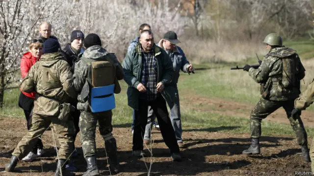 Soldados ucranianos entram em confronto com manifestantes pró-Rússia no campo, perto de Kramatorsk