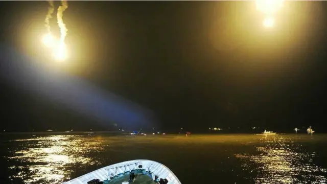 Các nhóm cứu hộ khẩn cấp đã dùng đèn pha và pháo sáng trong đêm thứ Tư để tìm kiếm nạn nhân.