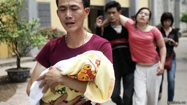Một cháu bé vừa tử vong trong vòng tay bố