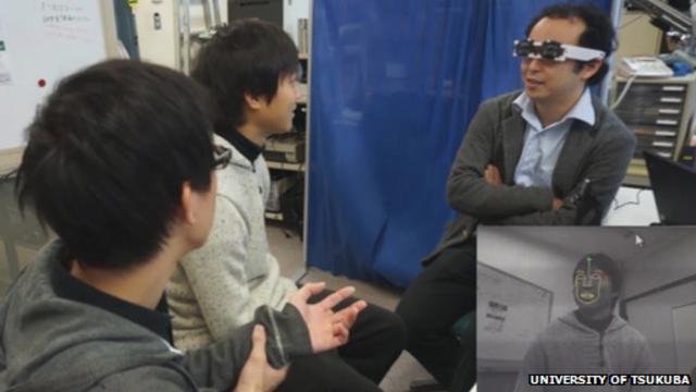 يفكر مخترع النظارات الذكية الجديدة في تطوير البرمجيات لمحاكاة ابتسامة الآخرين. 