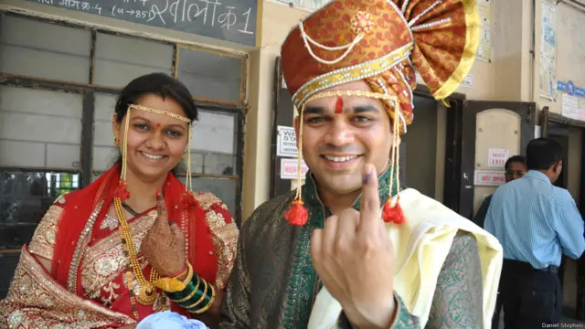 महाराष्ट्र मतदान करते पति-पत्नी