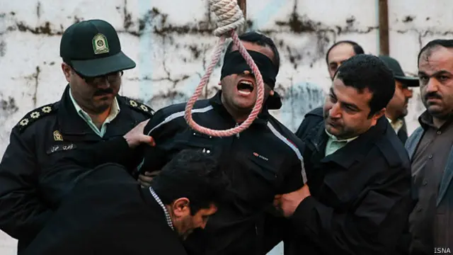 الجاني يصرخ قبل لحظات من بدء تنفيذ الحكم بإعدامه.