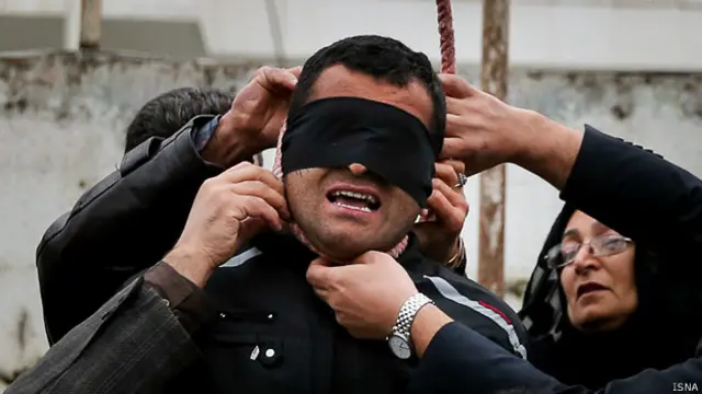 والدة القتيل تشارك في فك حبل المشنقة عن القاتل بعد أن عفت عنه.