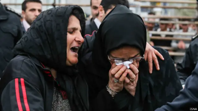 والدة القتيل تبكي متأثرة وبجانبها والدة الجاني بعد أن عفت عن ابنها.