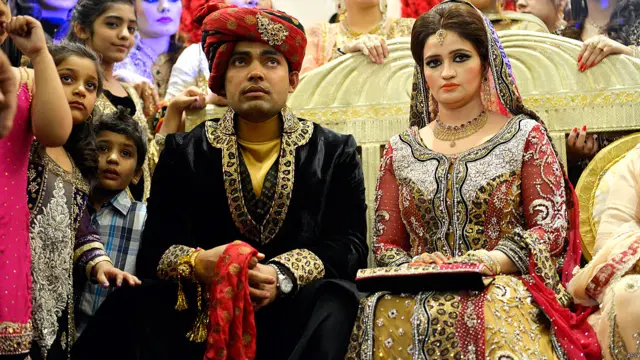 ان کی شریک حیات پاکستان کے سابق اور عالمی سطح پر اپنا نام منوانے والےگگلی بالر عبدالقادر کی صاحبزادی ہیں۔