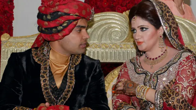 پاکستان کرکٹ ٹیم کے بلے باز عمر اکمل گزشتہ دنوں لاہور میں رشتہ ازدواج میں منسلک ہو گئے۔