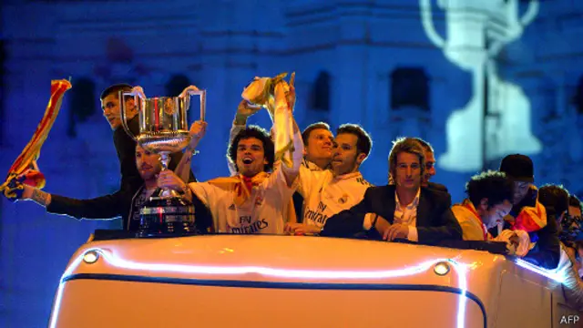 طاف لاعبو الفريق شوارع مدريد لتحية مشجعيهم